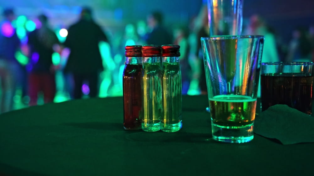 Alkoholisierung und Risikoausschluss in der Unfallversicherung – Tanz auf dem Stehtisch als gefahrerhöhende Beeinträchtigung 