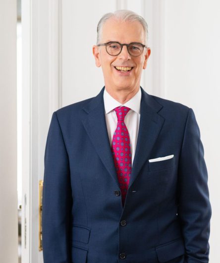 Portrait: Alexander Singer